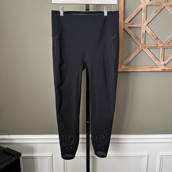 Spanx Shapewear Leggings Size Medium Highwaist Laser Wave 7/8 Black - Picture 2 of 5